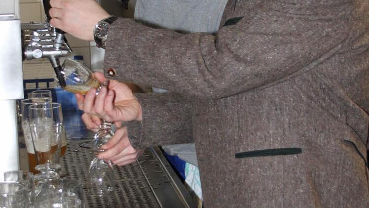 Braumeister Robert Boser, der die Schüler als Praxislehrer unterrichtet, und die Lehrlinge schenken bei der Feier das selbstgebraute Festbier aus.