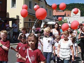 Bei strahlend blauem Himmel feierten die Blaicher Schulkinder am Dienstagnachmittag ihr Wiesenfest. Fotos: Sonja Adam