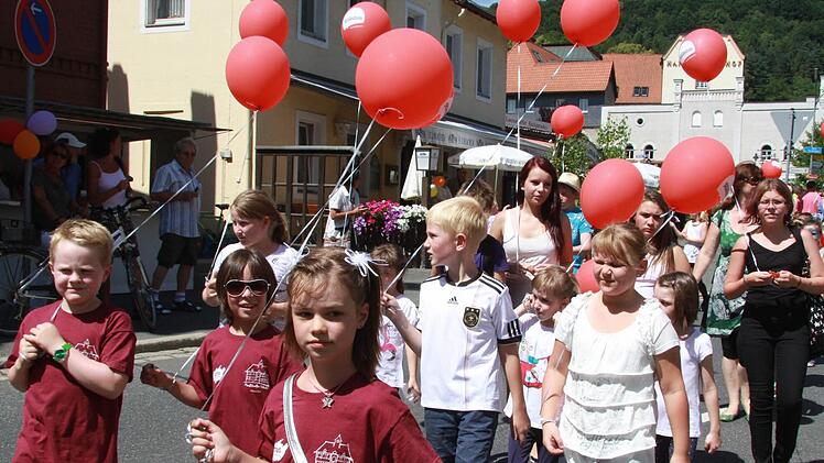 Bei strahlend blauem Himmel feierten die Blaicher Schulkinder am Dienstagnachmittag ihr Wiesenfest. Fotos: Sonja Adam