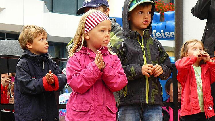 Die Kindergartenkinder waren auf der Bühne mit einem Tanz.