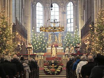 Stimmungsvoll geschmückt: der Dom, hier beim Pontifikalgottesdienst mit dem Erzbischof Schick. Fotos: Barbara Herbst
