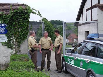 Manfred Kräupl, und sein Kollege Winfried Kram besprechen mit Vorgesetztem Werner Rebhan (v.l.) ihren Beitrag zum Großeinsatz. Foto: Schreiber
