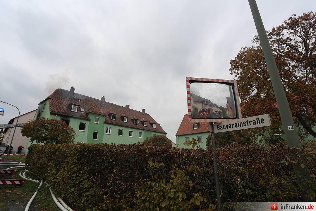 Brand nach Explosion in Mehrfamilienhaus