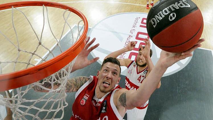 Daniel Theis steigt hoch und versenkt den Ball. Maxi Kleber hat nicht nur in dieser Szene das Nachsehen.