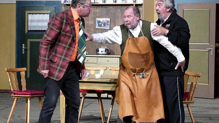 Der Karosserie-Spengler (Siegfried Küspert), der Bachwirt (Reiner Hofmann) und der Reisighof-Bauer (Georg Küfner, von links) sind sich gerade nicht einig. Foto: Dieter Hübner