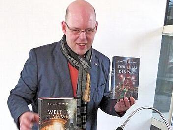 Hinter dem Pseudonym "Benjamin Monferat", Autor des Buches "Welt in Flammen", verbirgt sich Stephan M. Rother. Am Freitagabend las er im DDM aus seinem Werk. Foto: Werner Reißaus