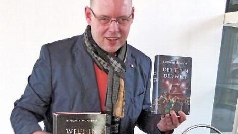 Hinter dem Pseudonym "Benjamin Monferat", Autor des Buches "Welt in Flammen", verbirgt sich Stephan M. Rother. Am Freitagabend las er im DDM aus seinem Werk. Foto: Werner Reißaus