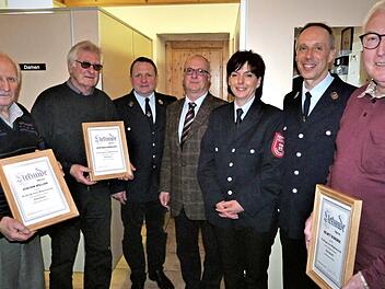 Ehrungen bei der Feuerwehr Ebersbach. Von links: Achim Wollnik, Günther Knobloch, Kommandant Klaus Wollnik, Bürgermeister Stephan Heckel-Michel, Agnes Müller und Vorsitzender Günter Kolb. Foto: Reißaus