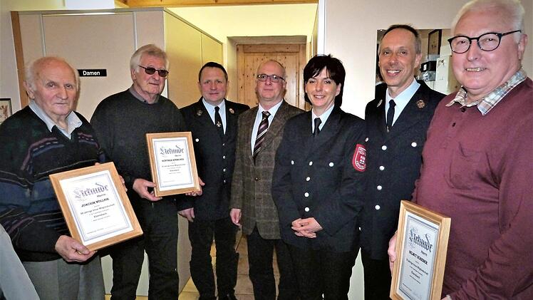 Ehrungen bei der Feuerwehr Ebersbach. Von links: Achim Wollnik, Günther Knobloch, Kommandant Klaus Wollnik, Bürgermeister Stephan Heckel-Michel, Agnes Müller und Vorsitzender Günter Kolb. Foto: Reißaus
