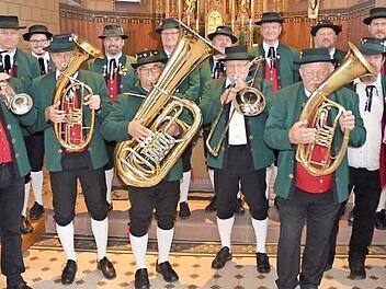 Sie bereiteten den Zuhörern in der St.-Katharina- Kirche in Neukenroth mit ihrem "Mariensingen" eine beeindruckende Andacht: die Gesangs- und die Bläsergruppe der Zechgemeinschaft Neukenroth mit Pater Thomas Pramod aus Indien (rechts). Foto: K- H. Hofmann