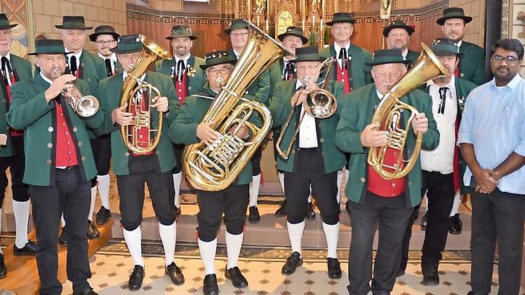 Sie bereiteten den Zuhörern in der St.-Katharina- Kirche in Neukenroth mit ihrem "Mariensingen" eine beeindruckende Andacht: die Gesangs- und die Bläsergruppe der Zechgemeinschaft Neukenroth mit Pater Thomas Pramod aus Indien (rechts). Foto: K- H. Hofmann