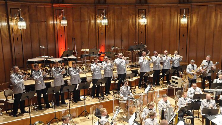 Das Heeresmusikkorps Veitshöchheim (früher HMK 12) unter der Leitung von Oberstleutnant Roland Kahle begeisterte durch seine Vielseitigkeit.Peter Klopf