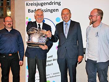 Den Jugendleiter-Ehrenpreis bekam bei der Herbstvollversammlung des Kreisjugendringes Herbert Kolb (2. von links). Der stellvertretende Landrat Jürgen Englert (rechts daneben) überreichte die Ehrenurkunde. Vorsitzender Klaus Kippes (links) und Geschäftsführer Christoph Stürmer gratulieren ebenfalls.  Foto: Dieter Britz