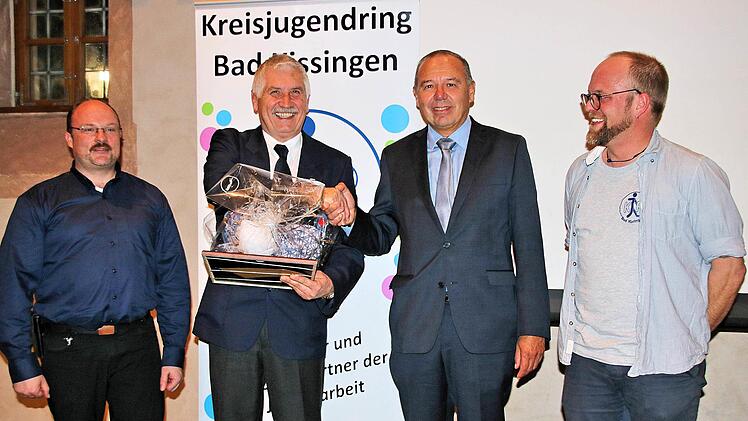 Den Jugendleiter-Ehrenpreis bekam bei der Herbstvollversammlung des Kreisjugendringes Herbert Kolb (2. von links). Der stellvertretende Landrat Jürgen Englert (rechts daneben) überreichte die Ehrenurkunde. Vorsitzender Klaus Kippes (links) und Geschäftsführer Christoph Stürmer gratulieren ebenfalls.  Foto: Dieter Britz