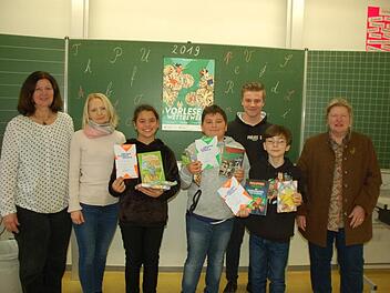 Über ausgezeichnete Leseleistungen freuten sich beim Vorlesewettbewerb der sechsten Klassen an der Freiherr von Lutz Mittelschule in Burglauer die Klassenlehrerinnen Dagmar Mayer-Balling und Svetlana Braun, die Zweitplatzierte Charlotte Michel, Schulsieger Marcel Göpfert, Schülersprecher Louis Schwab, Sam Weingärtner, der den dritten Platz belegte und Rektorin Ulrike Freifrau von und zu der Tann. Manfred Mellenthin