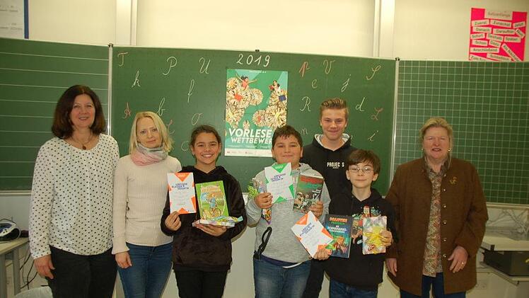 Über ausgezeichnete Leseleistungen freuten sich beim Vorlesewettbewerb der sechsten Klassen an der Freiherr von Lutz Mittelschule in Burglauer die Klassenlehrerinnen Dagmar Mayer-Balling und Svetlana Braun, die Zweitplatzierte Charlotte Michel, Schulsieger Marcel Göpfert, Schülersprecher Louis Schwab, Sam Weingärtner, der den dritten Platz belegte und Rektorin Ulrike Freifrau von und zu der Tann. Manfred Mellenthin