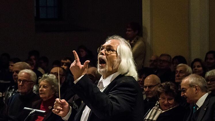Zahlreiche Mitwirkende gestalteten die konzertante Weihnachtsfeier  des Casimirianums in St. Moriz - vom Vororchester bis zu den CaSingers und den CaSinfonikern unter der Leitung von Hans-Jürgen Hofmann.Foto: Jochen Berger
