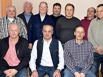 Der neu gewählte Vorstand des 1. FC Woffendorf mit (sitzend von links) Zweitem Vorsitzenden Hilmar Neher, Erstem Vorsitzenden Robert Hümmer und Hauptkassier Harald Höppel sowie (hinten von links) Fritz Herold, Alfred Mahr, Franz Ritzel, Heiko Schiwatsch, Christian Wagner, Gerhard Zeis und Michael Herbst Foto: Radziej