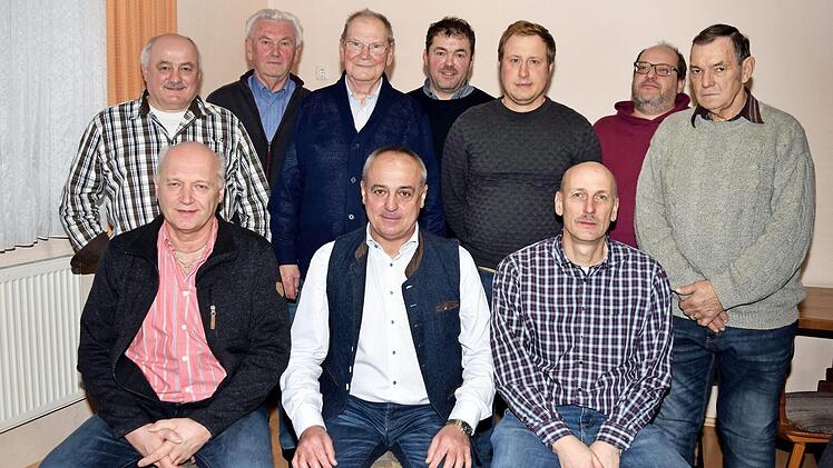Der neu gewählte Vorstand des 1. FC Woffendorf mit (sitzend von links) Zweitem Vorsitzenden Hilmar Neher, Erstem Vorsitzenden Robert Hümmer und Hauptkassier Harald Höppel sowie (hinten von links) Fritz Herold, Alfred Mahr, Franz Ritzel, Heiko Schiwatsch, Christian Wagner, Gerhard Zeis und Michael Herbst Foto: Radziej