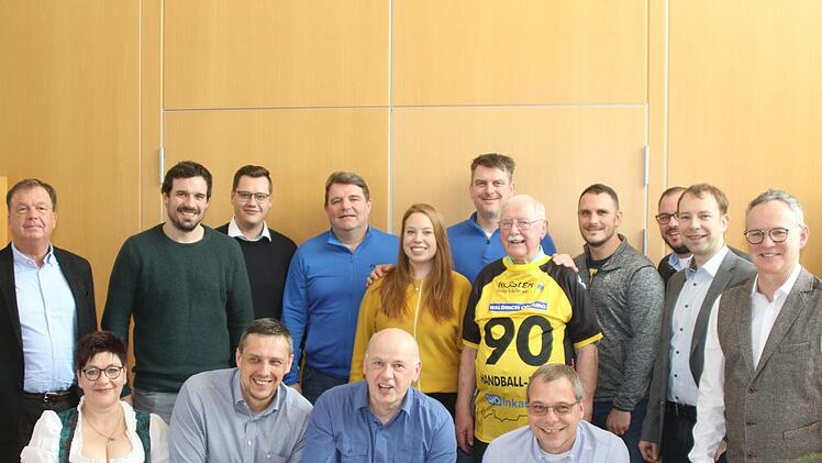 Eine große Abordnung des HSC 2000 Coburg gratulierte Erich Bilek und überreichte ein Trikot mit der Nummer 90.