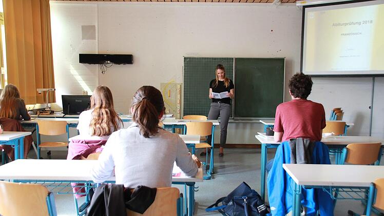 Seit gestern dürfen die Abschlussklassen wieder in die Schulen, wie hier die Französisch Klasse des Herder-Gymnasiums.