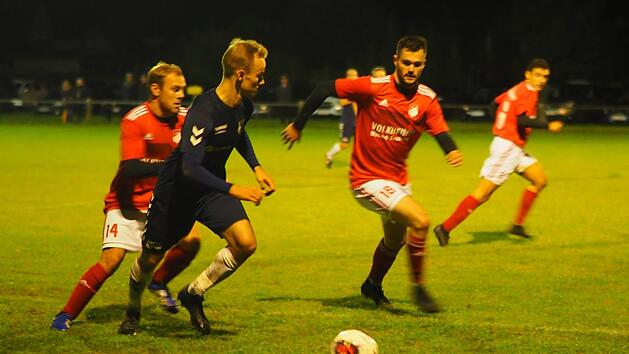 Bis zu seiner Auswechslung wirbelte Yanik Pragmann durch die Reihen des SV R&ouml;delmaier. Kaum war der FC-Kapit&auml;n vom Feld, nahm das Westheimer Verh&auml;ngnis seinen Lauf. Foto: J&uuml;rgen Schmitt