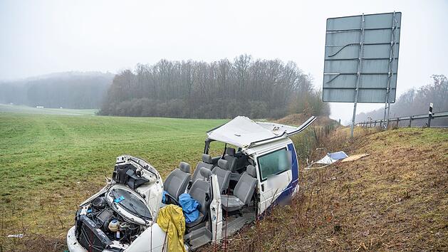 Bus auf A73 von Fahrbahn abgekommen - sieben Verletzte