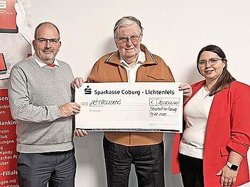 Hans Panzer (Mitte) mit seinem Gewinn. Ihm gratulierten Beratungscenterleiterin Simone Brodka und Individualkundenberater Timo G&auml;rtner.