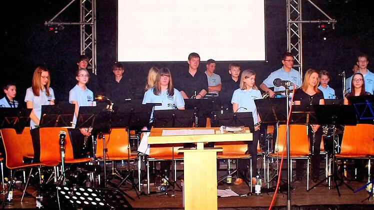 Mit zwei anspruchsvollen Musikstücken aus den Wertungsspielen begeisterte das Jugend-Projektorchester des Blasorchesters das Publikum beim Konzertabend in Sand. Foto: Alfons Beuerlein