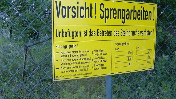 Sicherheit wird bei den Sprengungen groß geschrieben. Hier eine der Warntafeln am Rande des Steinbruchs: Foto: Petra Malbrich