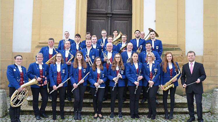 Das Orchester in schicken Uniformen mit Dirigent Wojciech Grabietz. Foto: privat