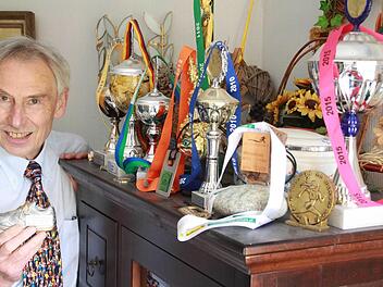 Als Läufer steht er regelmäßig auf dem Treppchen. Heute hat Gerhard Schumm etwas anderes zu feiern: seinen 70. Geburtstag. Foto: C. Schmitt
