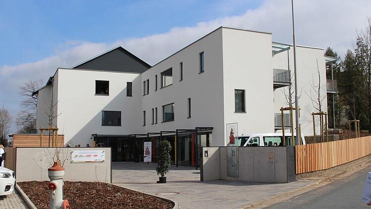 Der Altbau des ehemaligen Entbindungshauses (links) wurde durch einen modernen Neubau erweitert.