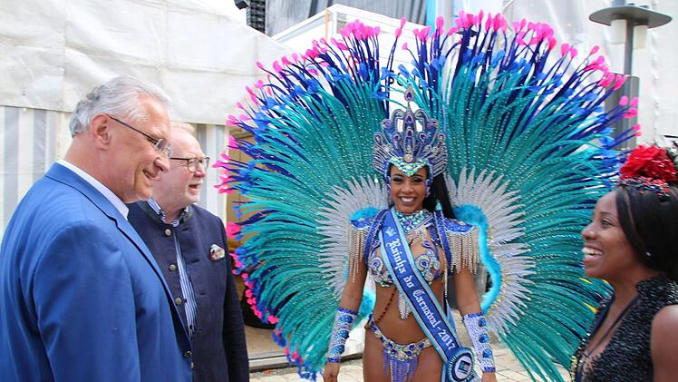 "Respekt!", sagte Joachim Herrmann beim Anblick der Samba-Königinnen Foto: Oliver Schmidt