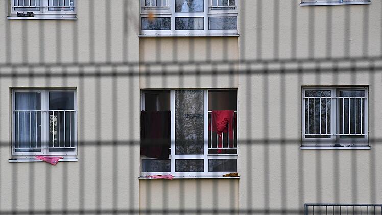 In der Aufnahmeeinrichtung in Bamberg  leben  derzeit  über 1300 Menschen - laut Polizei wird  ein Teil von  ihnen straffällig. Dem will Bayerns Innenminister Herrmann mit mehr Kontrollen begegnen. Für den Flüchtlingsrat liegen die Probleme dagegen in der Größe und den Bedingungen der Unterkunft. Foto: Ronald Rinklef