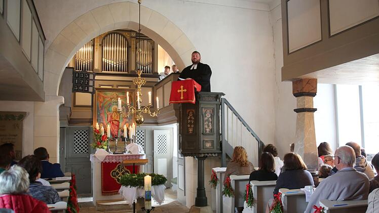 Amüsantes aus der wechselvollen Dorf- und Kirchengeschichte Bischwinds wusste Pfarrer Tobias Knötig in seiner Festpredigt zu berichten. Foto: BettinaKnauth