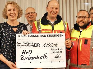 Vertreter der Sänger- und Bläservereinigungen überreichen die Spende an Manuel Vorndran (fünfter von links) und Ariel Karwacki (daneben) von den HvO.  Foto: Gabriele Sell