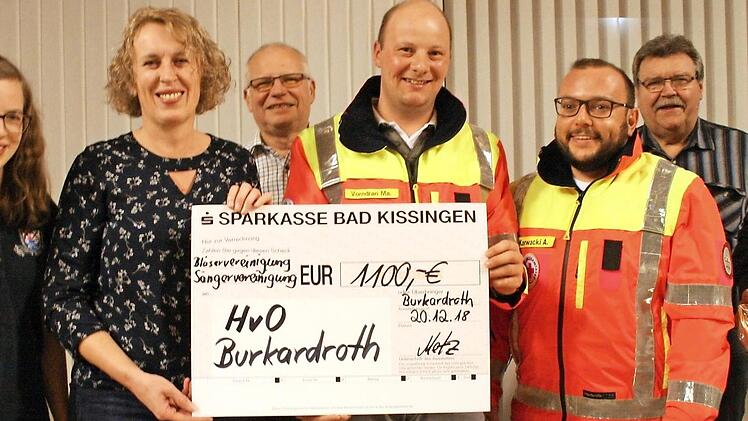 Vertreter der Sänger- und Bläservereinigungen überreichen die Spende an Manuel Vorndran (fünfter von links) und Ariel Karwacki (daneben) von den HvO.  Foto: Gabriele Sell