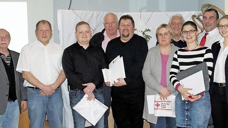 Bei der Jahresabschlussfeier wurden verdiente Mitglieder der BRK-Bereitschaft Haßfurt 1 geehrt. Im Bild von links BRK-Kreisgeschäftsführer Dieter Greger, Kreisbereitschaftsleiter Stefan Funck, Julian Kram, Gerd Finzel, Stefan Mutter, Katja Wambach, Otto Müller, Barbara Büttner, Bereitschaftsleiter Dirk Finzel und seine Stellvertreterin Lisa Gollbach.  Foto: Nikolai Menna / BRK