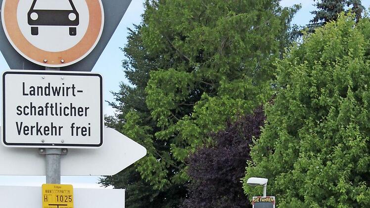 Einen Smiley bekommen hier wohl die meisten Autofahrer zu sehen. Aber das Problem ist nicht die Geschwindigkeit.  Foto: Hans Kurz