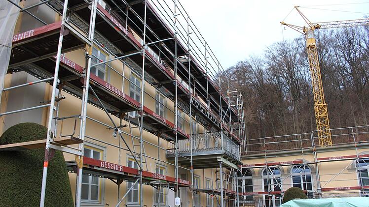 Der Umbau des Fürstenhofs im Staatsbad zu einer Privatklinik schreitet voran. Foto: Julia Raab