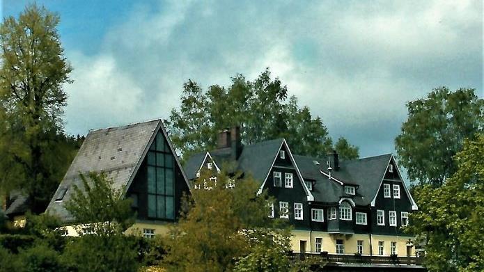 Wunderschön gelegen ist das Exerzitienhaus des Jesuitenordens in Gries bei Steinberg auf den Höhen des Frankenwaldes. Foto und Repros: Gerd Fleischmann