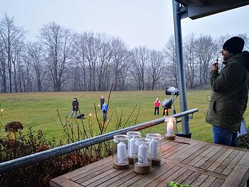 Jens Hausdörfer, geistlicher Beirat des Hauses Volkersberg, ermutigte die Menschen, gerade in diesem Jahr Friedens- und Lichtbringer zu sein. Das Friedenslicht aus der Geburtsgrotte in Bethlehem kam am 3. Adventssonntag am Volkersberg an. Foto: Marion Eckert