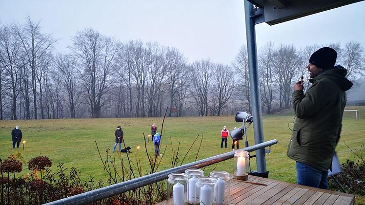 Jens Hausdörfer, geistlicher Beirat des Hauses Volkersberg, ermutigte die Menschen, gerade in diesem Jahr Friedens- und Lichtbringer zu sein. Das Friedenslicht aus der Geburtsgrotte in Bethlehem kam am 3. Adventssonntag am Volkersberg an. Foto: Marion Eckert