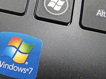 Tastatur eines Notebooks mit einem Aufkleber, der auf ein Windows 7 als Betriebssystem hinweist. Unternehmen und private Nutzer setzen noch immer massenhaft das vor einem Jahr eingestellte PC-Betriebssystem Windows 7 ein, obwohl die Software inzwischen Sicherheitslücken aufweist. Foto: Mauritz Antin, dpa