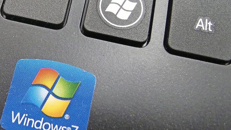 Tastatur eines Notebooks mit einem Aufkleber, der auf ein Windows 7 als Betriebssystem hinweist. Unternehmen und private Nutzer setzen noch immer massenhaft das vor einem Jahr eingestellte PC-Betriebssystem Windows 7 ein, obwohl die Software inzwischen Sicherheitslücken aufweist. Foto: Mauritz Antin, dpa