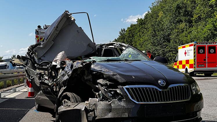 Tödlicher Verkehrsunfall: Auto kracht in Lastwagen
