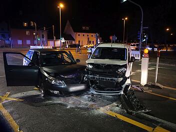 Nürnberg: Wendemanöver geht schief - Kleintransporter kracht in Gegenverkehr - ein Mensch verletzt Nürnberg: Wendemanöver geht schief - Kleintransporter kracht in Gegenverkehr - ein Mensch verletzt