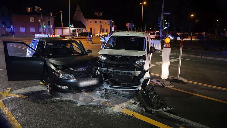 Nürnberg: Wendemanöver geht schief - Kleintransporter kracht in Gegenverkehr - ein Mensch verletzt