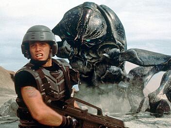 Mit "Starship Troopers" inszenierte Paul Verhoeven 1997 auf Grundlage von Robert A. Heinleins gleichnamigem Roman ein Sci-Fi-Spektakel, das bis heute Kultstatus genießt - und nicht nur wegen seiner Brutalität umstritten ist. Wir zeigen, was die Darsteller und Darstellerinnen des Kultfilms heute machen.